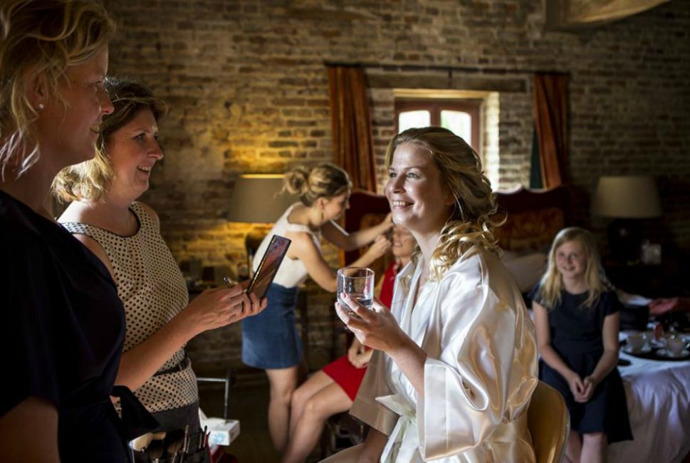 Bruidsvisagie en haarstyling voor trouwen op Chateau Neercanne