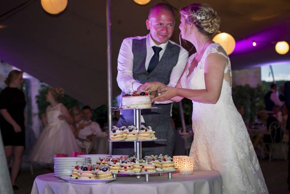 Bruidsvisagie en haarstyling voor trouwen op Chateau Neercanne